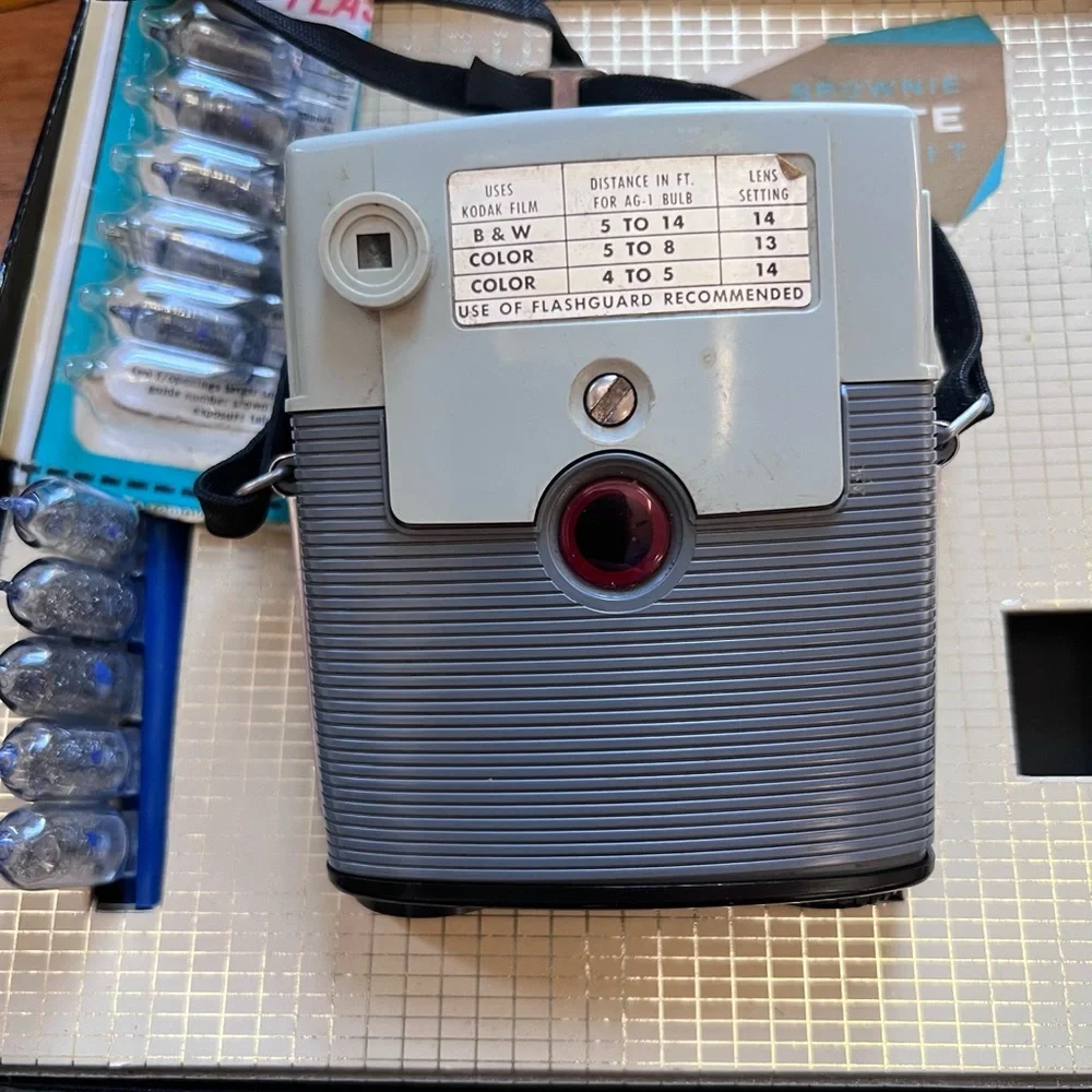 VINTAGE KODAK BROWNIE STARMITE 127 FILM CAMERA